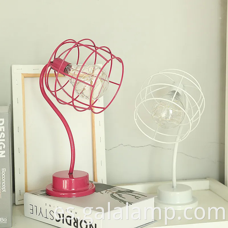 Lámpara de mesa LED de vidrio de linterna roja elegante para decoración navideña